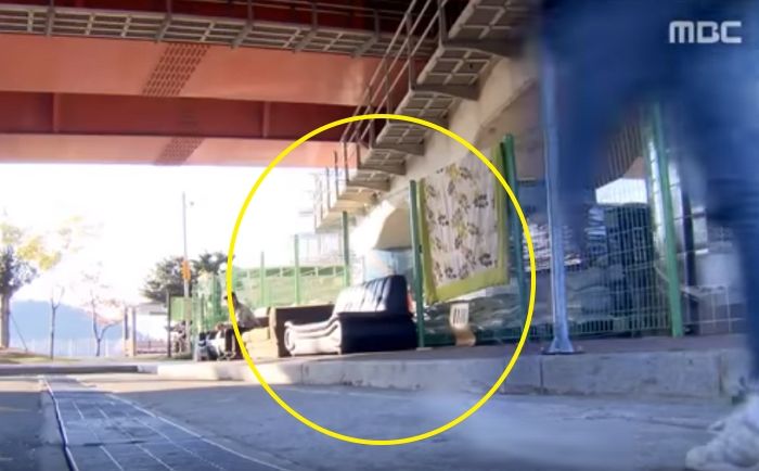 ‘거제 살인마’에게 살해당한 폐지 아주머니는 ‘집’ 없이 다리 밑 소파에서 살았다