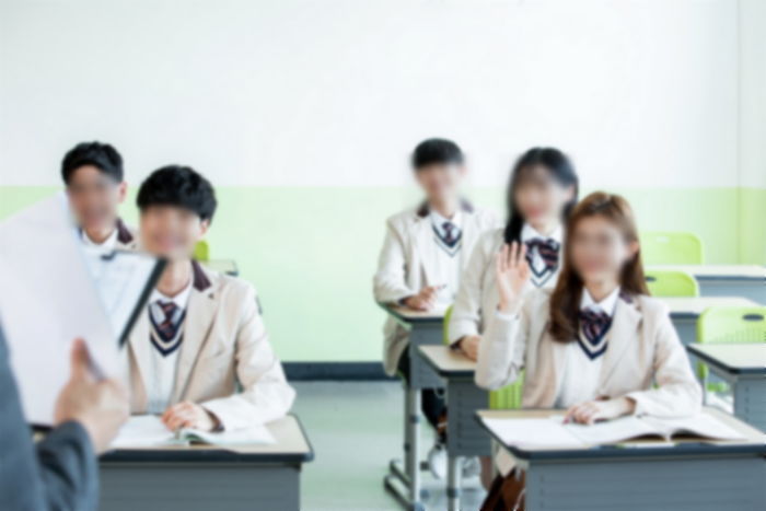 공연음란죄로 벌금 200만원 선고받은 교사가 학생들 앞에서 한 행동