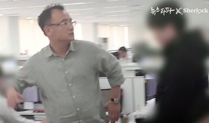 대학교수 사무실로 불러 ‘가래침’ 핥아먹게 하고 ‘맷값’ 200만원 준 양진호