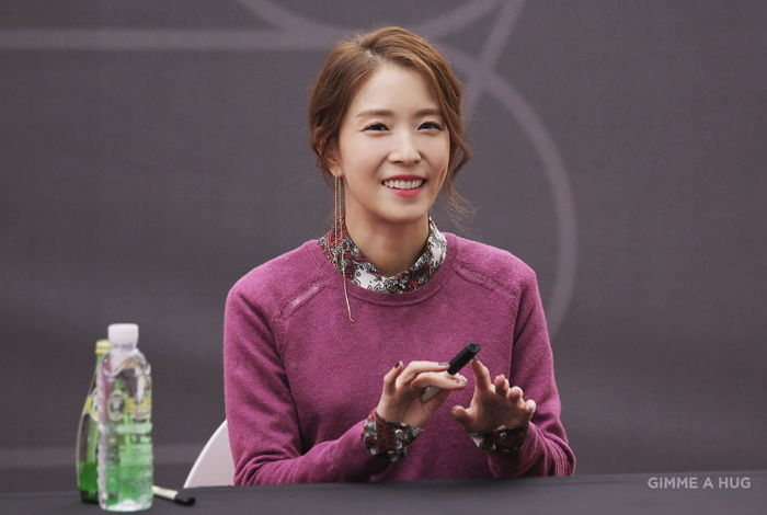 휠체어 탄 팬 보자마자 단상서 달려 내려와 무릎 꿇고 사인해준 보아