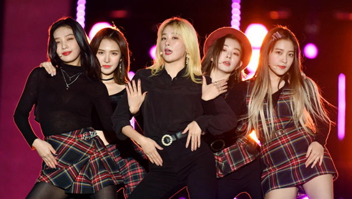 ‘빨간 베레모’ 하나 썼을 뿐인데 ‘인형 미모’ 포텐 터진 아이린