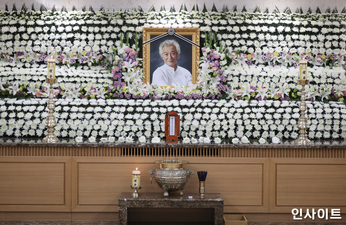 ‘슬픈 얼굴’로 아끼는 후배 故 신성일 빈소 찾은 이순재