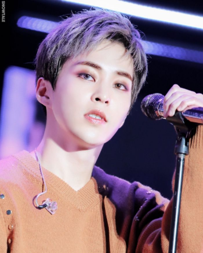 쇼케이스서 ‘오드아이 렌즈’ 끼고 역대급 치명미 뽐낸 ‘고양이상’ 시우민