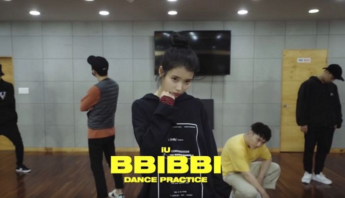 똥머리에 트레이닝복 입고도 완벽 ‘미모+춤선’ 뽐낸 아이유 ‘삐삐’ 안무영상