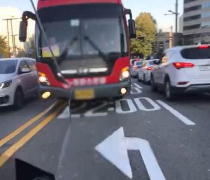 길 막힌다고 대낮에 ‘중앙선’ 넘어 역주행한 대형 관광버스 기사