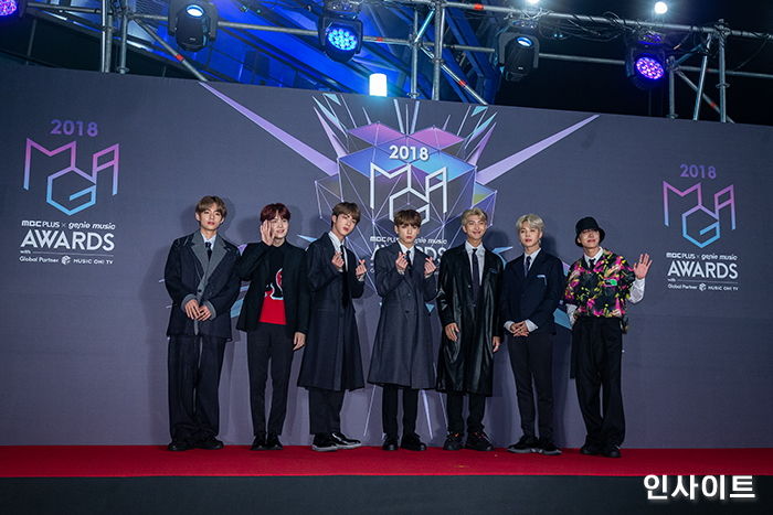 치명적 ‘슈트+넥타이’ 패션으로 ‘MGA 레드카펫’ 뒤집어놓은 방탄소년단