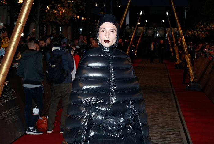 시사회서 ‘패딩 끝판왕’ 인싸 패딩 입고 등장해 시선 강탈한 에즈라 밀러