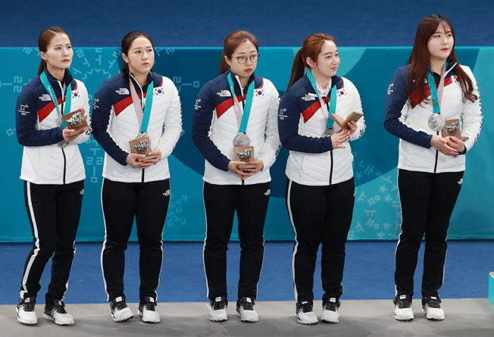 “여자 컬링 은메달리스트 ‘팀킴’을 지켜주세요”…청와대 국민청원 등장