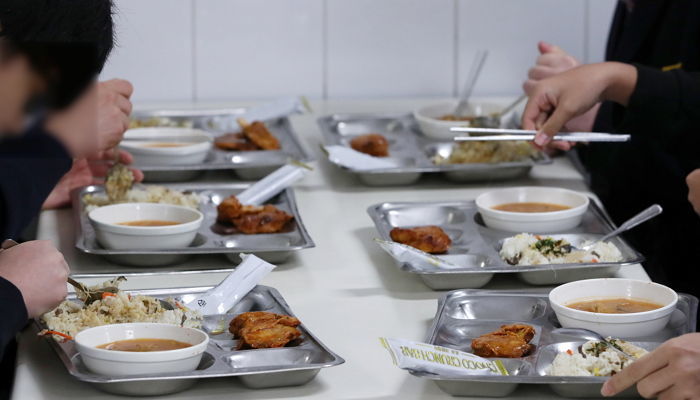 부산은 ‘급식 시간’에 수저 안 준다는 말 듣고 ‘멘붕’ 온 다른 지역 학생들