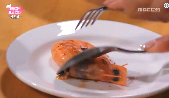 고소하고 짭조름한 ‘새우’ 맨손 안쓰고 쉽게 ‘껍질’ 까는 법