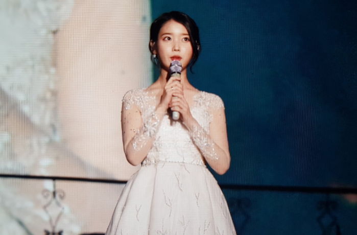 새하얀 드레스 입고 현실판 ‘디즈니 공주님’으로 변신해 팬들 ‘심멎’시킨 아이유