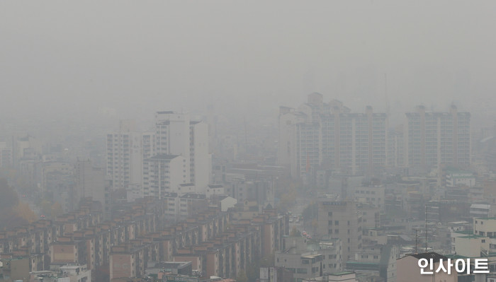 “한치 앞도 안보인다” 역대급 미세먼지 들이닥치자 한산해진 오늘자 길거리 상황