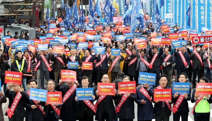 8살 아이 ‘오진’으로 사망케 한 의사 구속하자 부당하다며 ‘대규모 집회’ 나선 의사협회