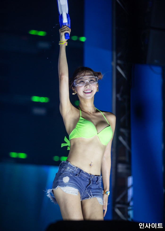 20일 오후 서울 잠실 종합운동장 특설 무대에서 뮤직페스티벌 ‘2018 워터밤(WATERBOMB 2018)’이 열린 가운데 모델이 댄스를 펼치고 있다. / 사진=고대현 기자 daehyun@
