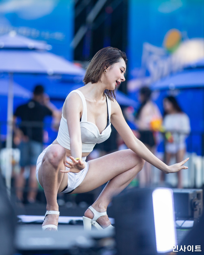 뮤직 페스티벌 ‘2018 워터밤(WATERBOMB 2018)’이 20일 오후 서울 잠실 종합운동장 특설 무대에서 진행된 가운데, 섹시 모델이 공연을 펼치고 있다. / 사진=고대현 기자 daehyun@