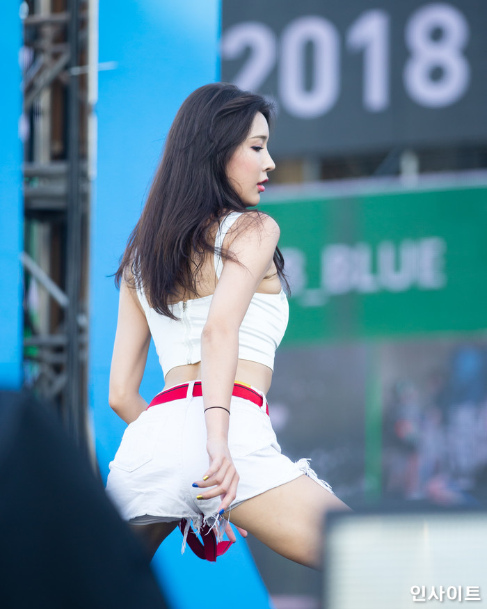 뮤직 페스티벌 ‘2018 워터밤(WATERBOMB 2018)’이 20일 오후 서울 잠실 종합운동장 특설 무대에서 진행된 가운데, 섹시 모델이 공연을 펼치고 있다. / 사진=고대현 기자 daehyun@