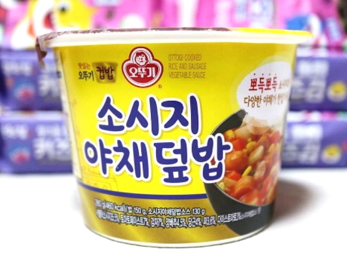 짭짤한 소시지가 새콤달콤 케첩 소스로 범벅돼 JMT라는 오뚜기 신상 ‘소시지야채덮밥’