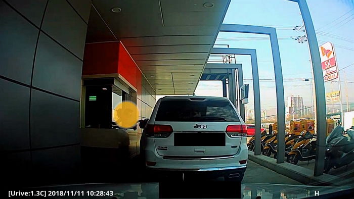 주문 잘못 받았다며 맥도날드서 알바생 ‘얼굴’에 햄버거 집어던진 진상 손님 (영상)