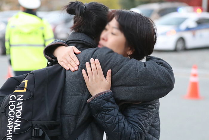 “엄마 사랑해♥”…수능 보기 직전 엄마 껴안고 감사 인사 전하는 수험생 딸