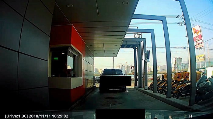 “저는 손님이 던진 햄버거를 얼굴에 맞은 맥도날드 알바생 입니다”