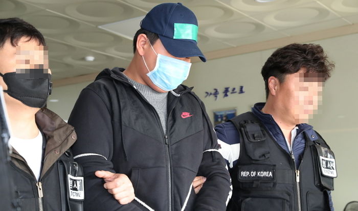 ‘모자+마스크’로 얼굴 가린 채 고개 숙이고 등장한 ‘인천 중학생 추락사’ 집단폭행 가해자들