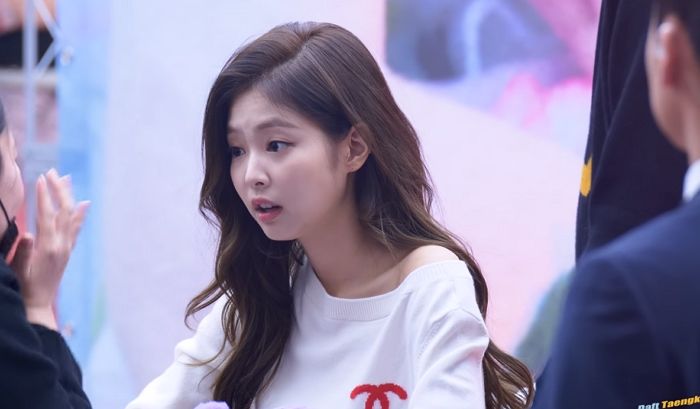 “왜 똑같은 티만 입냐”는 팬 드립(?)에 현실 당황해 놀란 토끼 눈된 제니