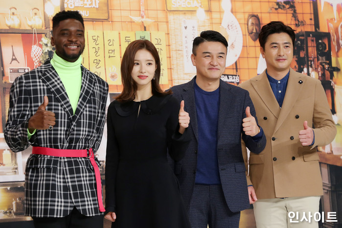 방송인 샘 오취리(왼쪽), 배우 신세경, 박중훈, 방송인 안정환이 19일 오후 서울 영등포구 타임스퀘어 아모리스에서 열린 올리브 예능 '국경없는 포차' 제작발표회에 참석해 포즈를 취하고 있다. / 사진=박찬하 기자 chanha@