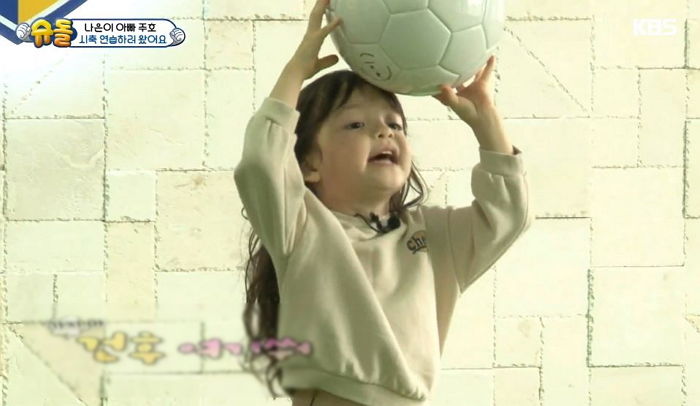 축구하기 싫다며 드러누워 카메라 삼촌한데 ‘애교’ 부리는 ‘슈돌’ 나은이