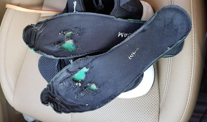 8년간 가족 위해 주말없이 일한 남편의 신발 깔창을 본 아내는 눈물을 쏟았다