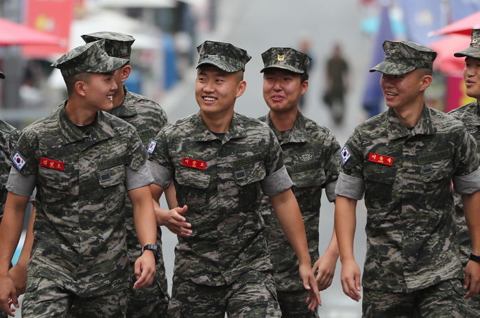 국방부, 내년 1월부터 외출·외박 제한구역 확대한다…“상인들은 결사반대”