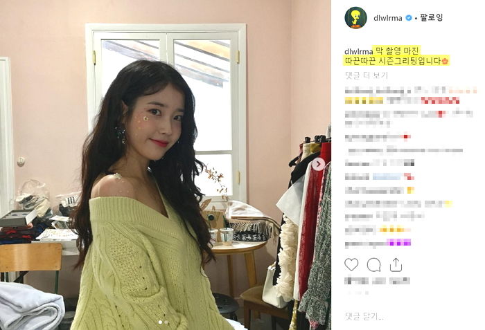 루즈핏 니트 입었을 뿐인데 ‘디즈니 공주’ 실사판 비주얼 뽐낸 아이유