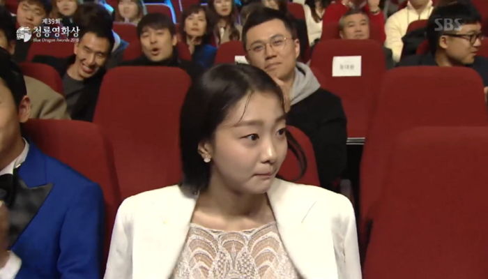 ‘청룡영화제’서 신인여우상 받고 깜짝 놀라 ‘토끼눈’ 돼 눈물 글썽이는 김다미