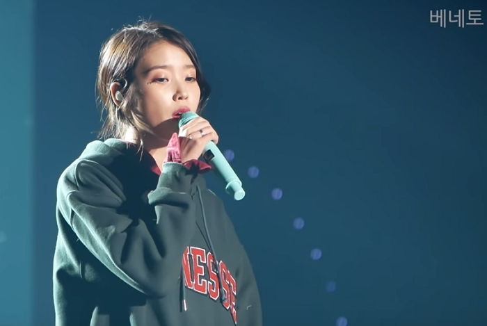 “새벽에 들으면 눈물 난다” 음원 내달라고 난리난 아이유 ‘디어 문’ 무대