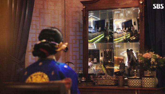 아들 방에 몰카 달아 여자랑 ‘격정 키스’ 나누는 거 지켜본 ‘황품’ 황제 엄마