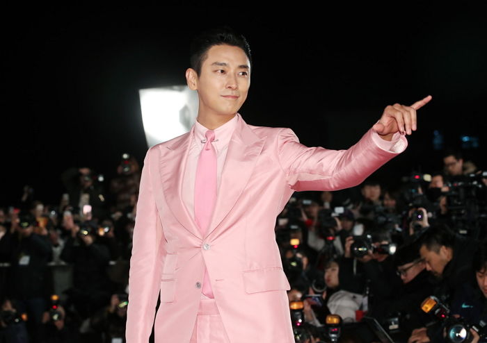 ‘핫 핑크’ 슈트 입고 등장해 ‘청룡’ 레드카펫 시선 싹쓸이한 주지훈