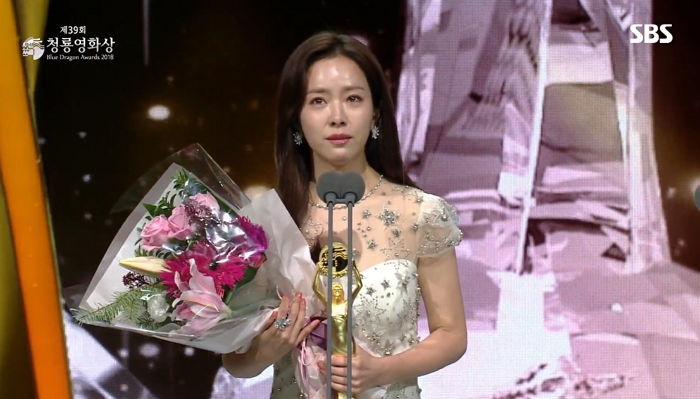 저예산 영화로 ‘청룡 여우주연상’ 받은 한지민 수상 소감에 같이 ‘눈물’ 흘린 배우들