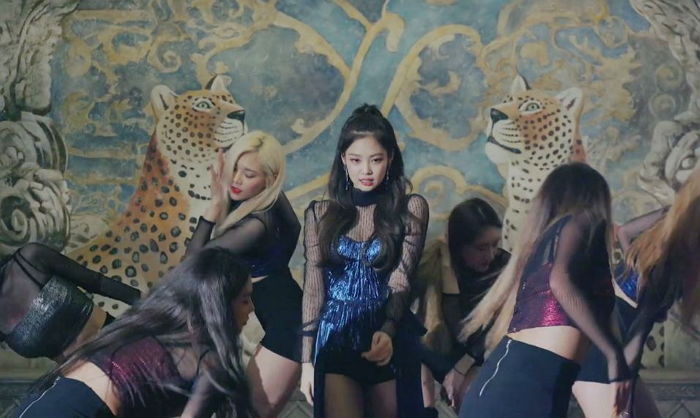 새 ‘SOLO’ 안무 영상서 ‘레드립+시스루’로 섹시 포텐 터뜨린 제니