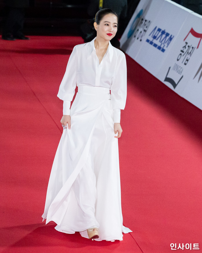 배우 박보영이 23일 서울 경희대학교 평화의 전당에서 열린 '제39회 청룡영화상'에 참석해 레드카펫을 밟고 있다. / 사진=고대현 기자 daehyun@