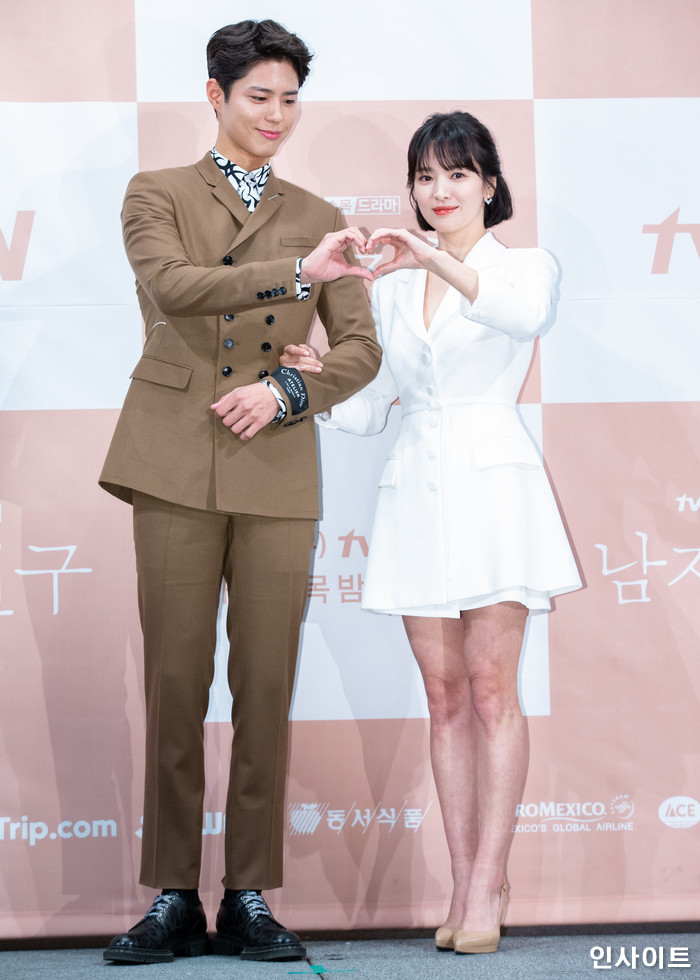 배우 박보검, 송혜교가 21일 오후 서울 임피리얼 팰리스 호텔서 열린 tvN 새 드라마 '남자친구' 제작발표회에 참석해 포즈를 취하고 있다. / 사진=고대현 기자 daehyun@