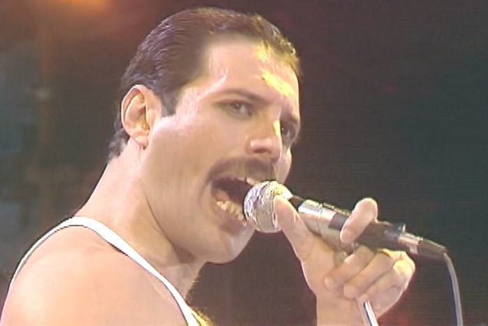 오늘(24일)은 ‘프레디 머큐리’가 세상을 떠난 지 27년이 되는 날입니다