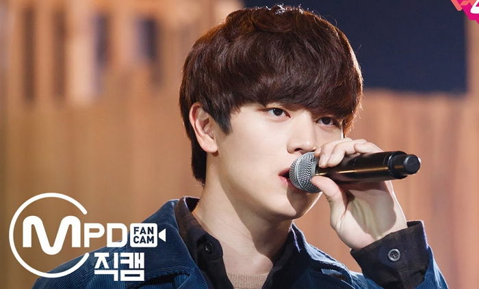 감성 폭발한 무대 중 몰래 ‘마이크 세우기’ 도전하고 있었던 ‘잘또’ 육성재