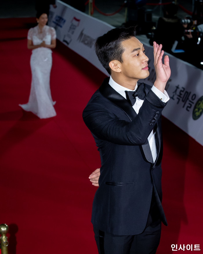 배우 유아인이 23일 서울 경희대학교 평화의 전당에서 열린 '제39회 청룡영화상'에 참석해 레드카펫을 밟고 있다. / 사진=고대현 기자 daehyun@