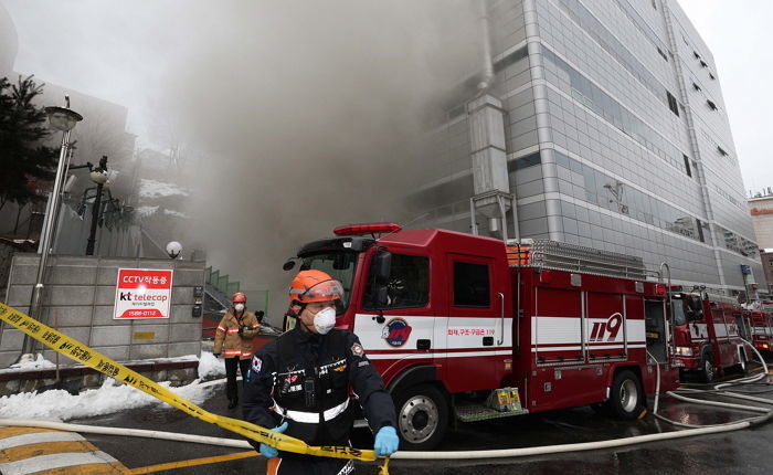 KT “‘통신장애’ 겪은 피해자들에 ‘1개월 요금’ 깎아주겠다”