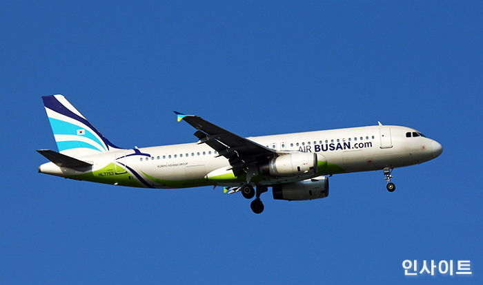 제주공항서 기다리는 승객들에게 비행기 결항 소식 ‘9시간’만에 알린 에어부산