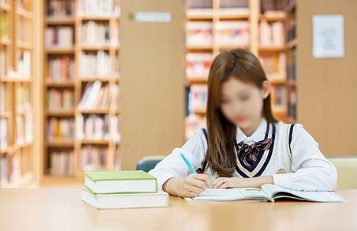 “제가 공부하는 도서관 자리에 매일 같은 남자가 소름끼치는 쪽지를 올려놓습니다”