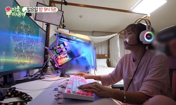 게임하는데 언니가 컴퓨터 선 뽑자 대드는 ‘철부지 동생’ 홍진영