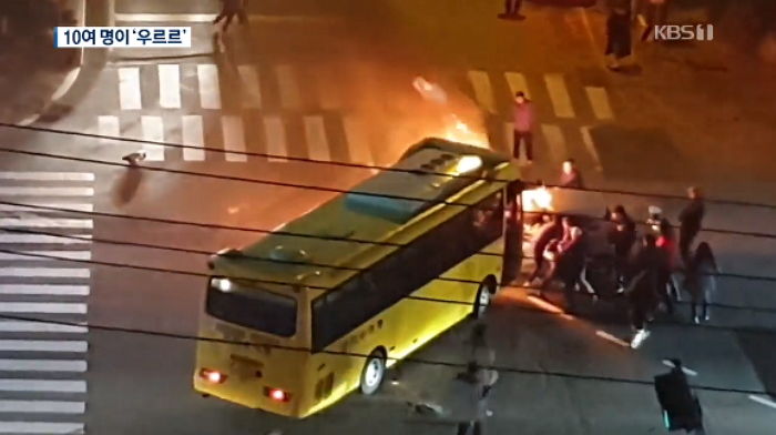 불난 차 속에 갇힌 운전자 보고 달려가 문짝 뜯어내고 꺼내준 시민들