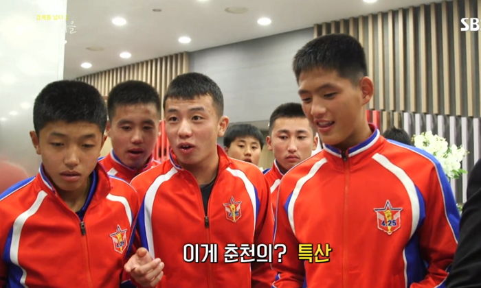 처음 맛본 ‘닭갈비·막국수’에 연신 ‘엄지 척’ 날린 북한 축구선수들