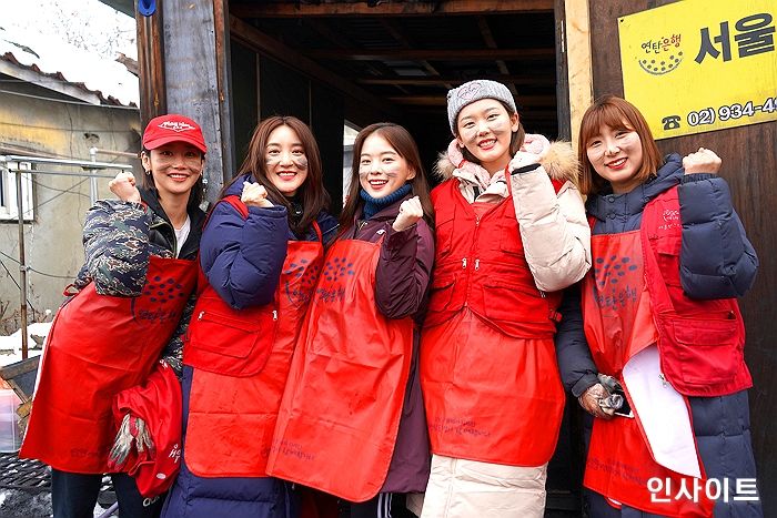 바다, 살 에는 추위에 팬들과 ‘연탄 나눔 봉사’ 참여