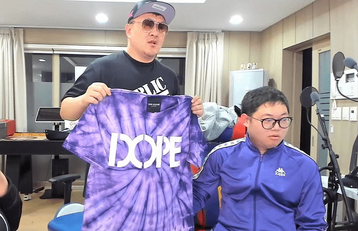 데프콘이 후배(?) ‘월클’ 감스트 방송에 출연해 선물해준 옷의 정체